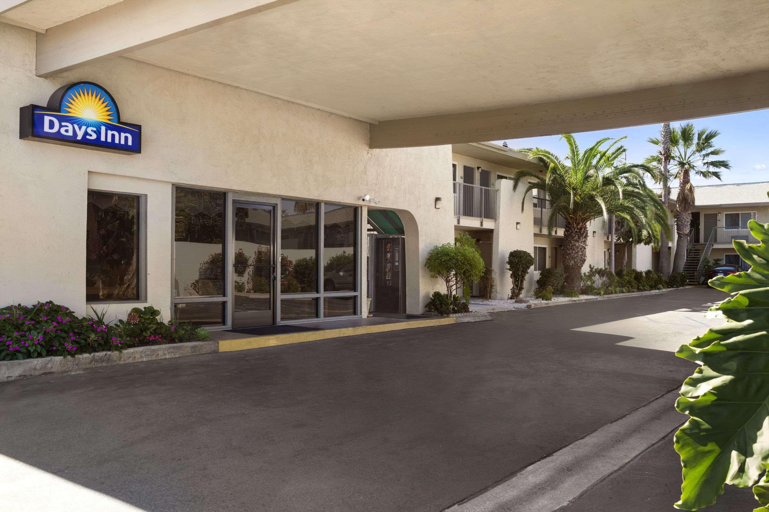 Days Inn By Wyndham Oceanside Exterior photo