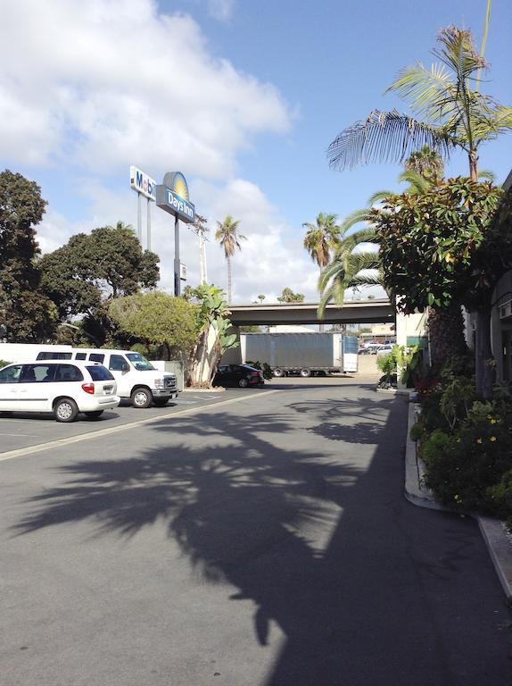 Days Inn By Wyndham Oceanside Exterior photo