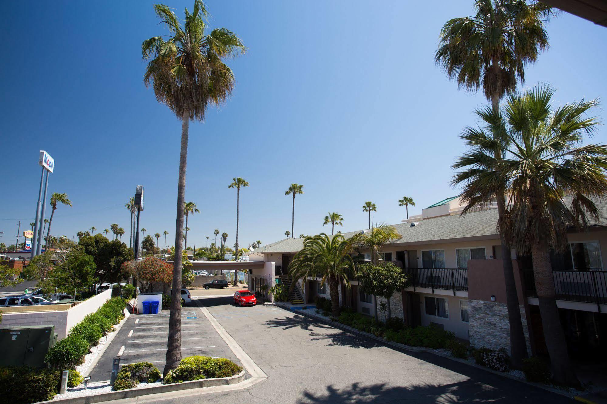 Days Inn By Wyndham Oceanside Exterior photo