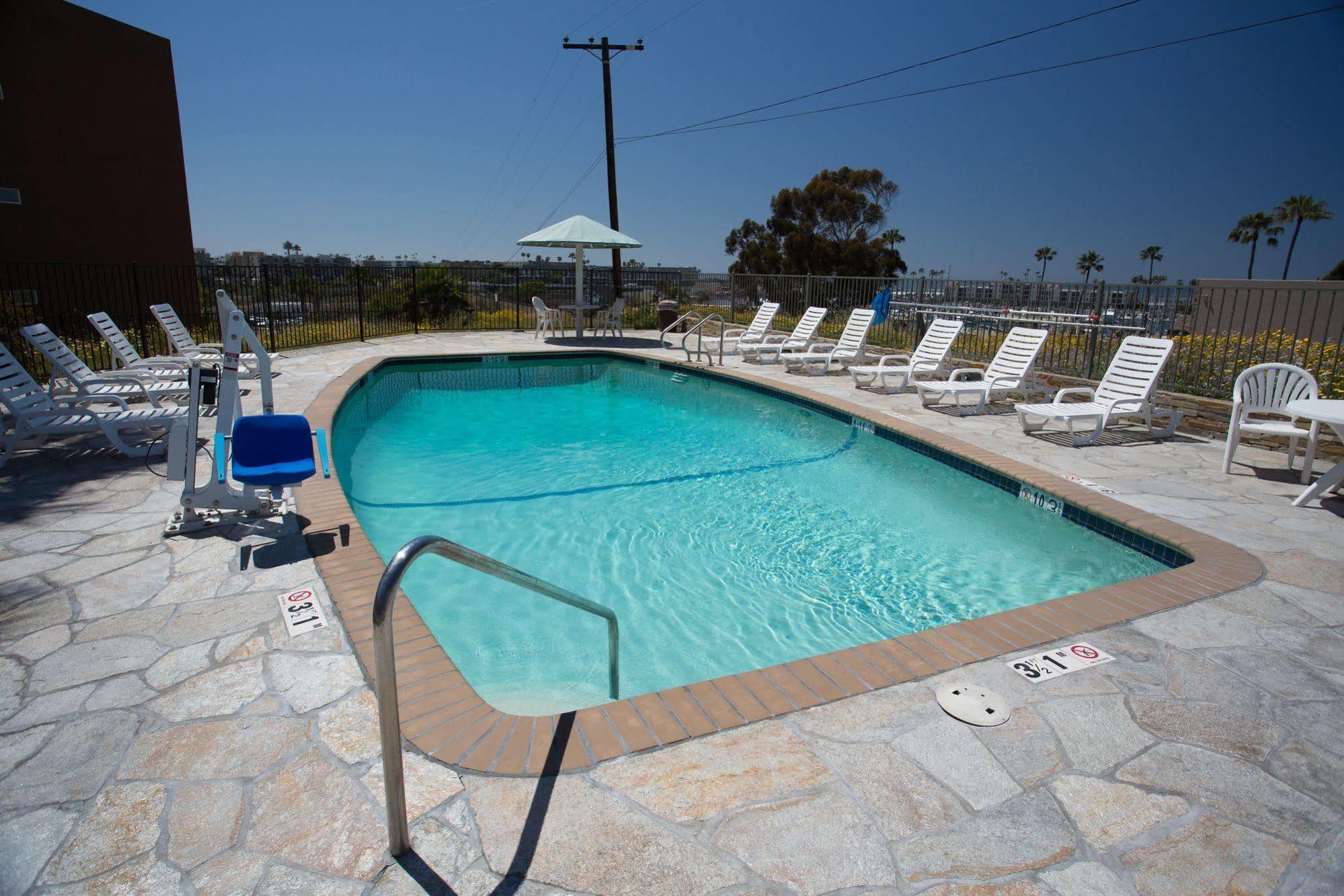 Days Inn By Wyndham Oceanside Exterior photo